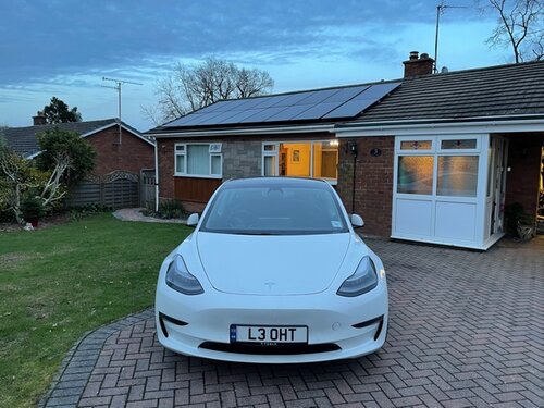 Solar+panels+charging+electric+car.jpg